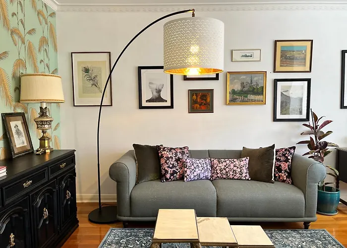 Stunning Flat Burnside Location
